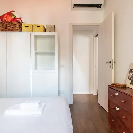 Cozy Near Station Apartment Milan